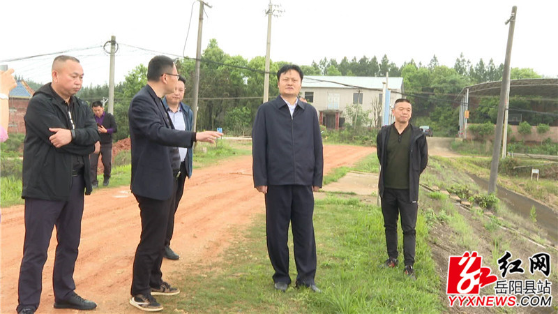 在黄沙河查看水质.JPG