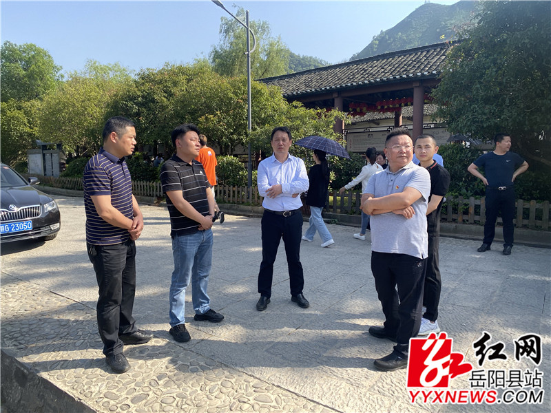 在张谷英听取五一期间安全汇报.JPG