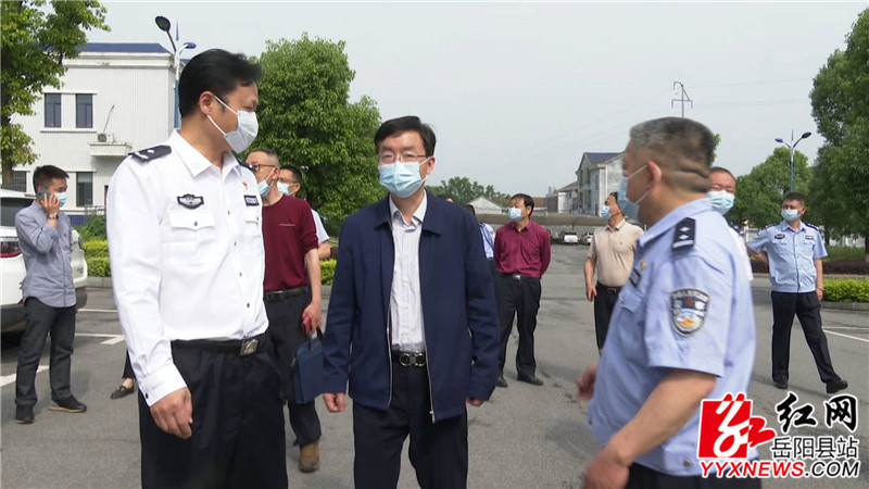 黄俊钧听取情况介绍.JPG