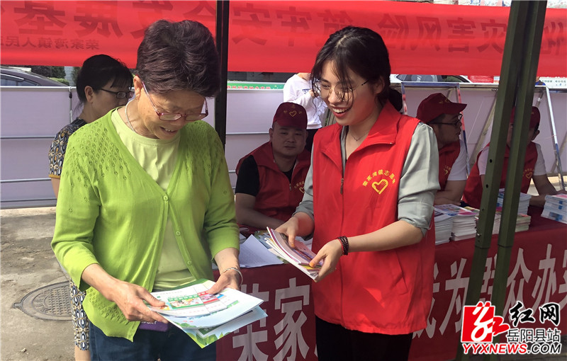 给社区居民发放宣传资料.JPG