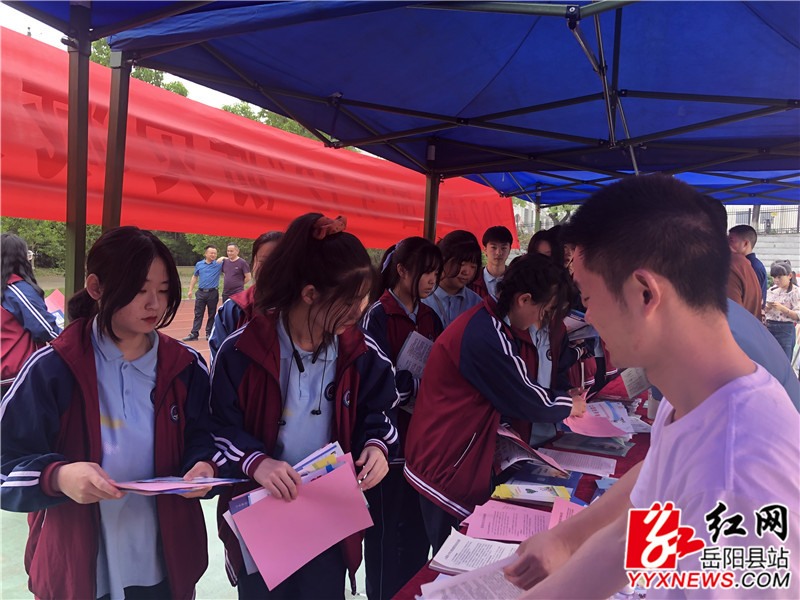 给职中学生发放宣传资料.JPG