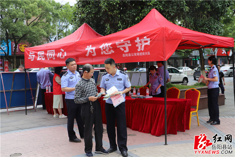 向市民讲解相关知识 (1).JPG