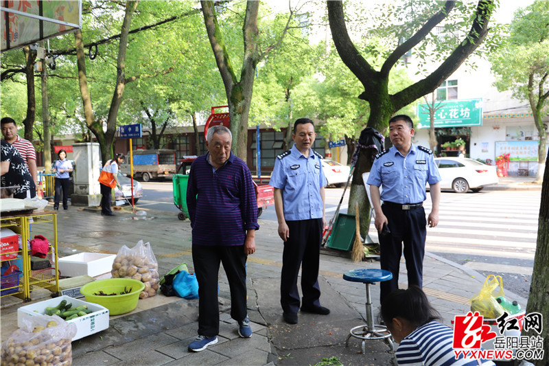 对占道经营进行劝导.JPG
