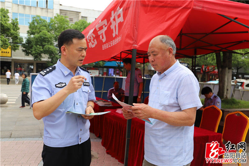 向市民讲解相关知识 (2).JPG