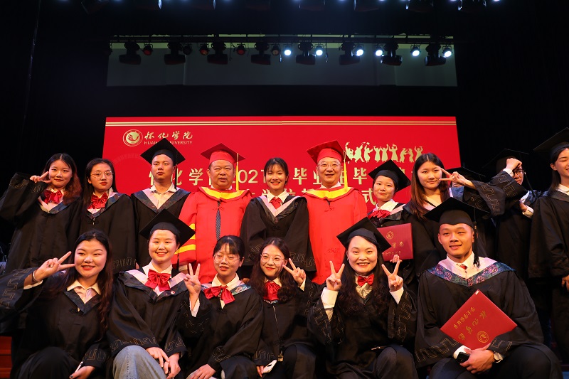 03  怀化学院2021届毕业生们争相与学校党委书记刘望、校长王刚合影留念。（卓东 摄）.JPG
