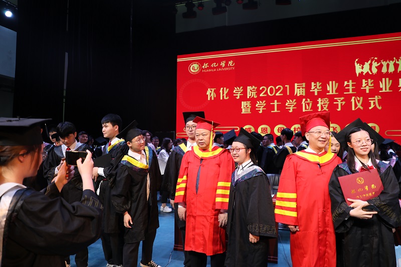 04  怀化学院2021届毕业生们争相与学校党委书记刘望、校长王刚合影留念。（卓东 摄）.JPG