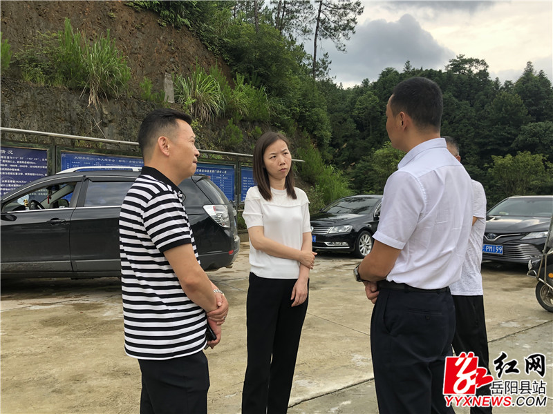 苏红琳一行在大坳水库实地查看泄洪防汛工作开闸情况.JPG