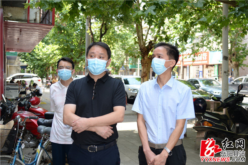 吴光文督导荣家湾镇卫生院疫情防控工作情况.JPG
