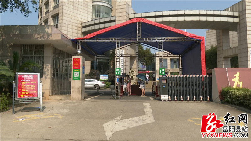 对办事群众检测体温、查看健康码.JPG
