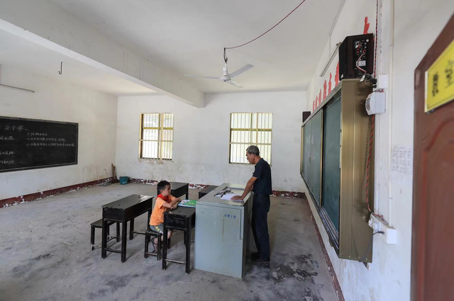 衡阳村小教师教书43年，几天前送走学校最后一名学生，他也将重新站上讲台