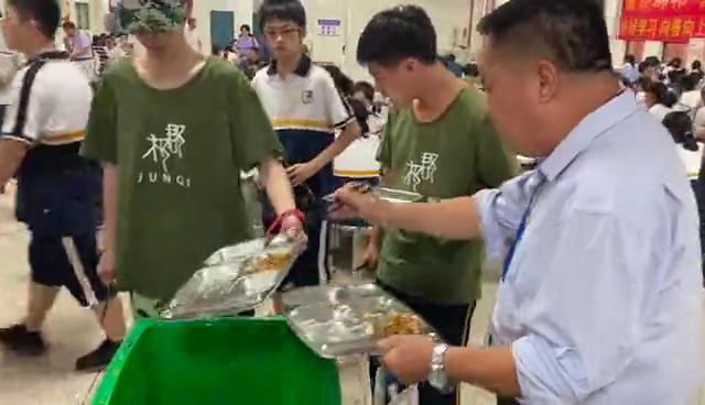湖南一校长站垃圾桶旁吃学生剩饭，有点赞也有质疑，当事人发声：我每天这样吃三顿！