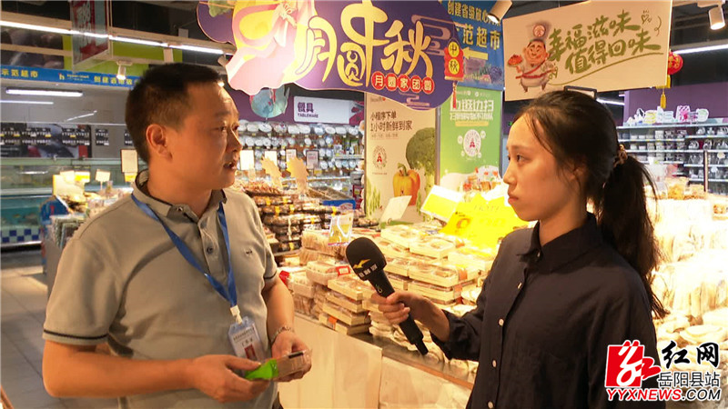 工作人员教大家如何挑选月饼.JPG