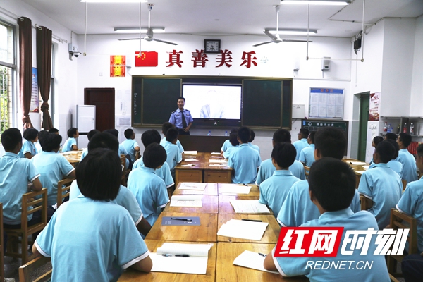 监狱青年讲师团讲师黎天峰在授课.JPG