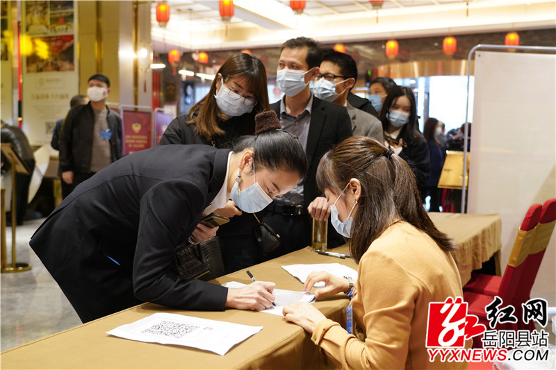 委员们正在填写报到资料 (2).JPG