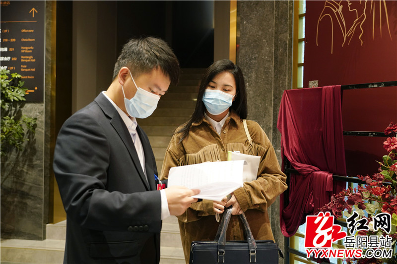 委员们正在翻阅会议日程安排 (3).JPG