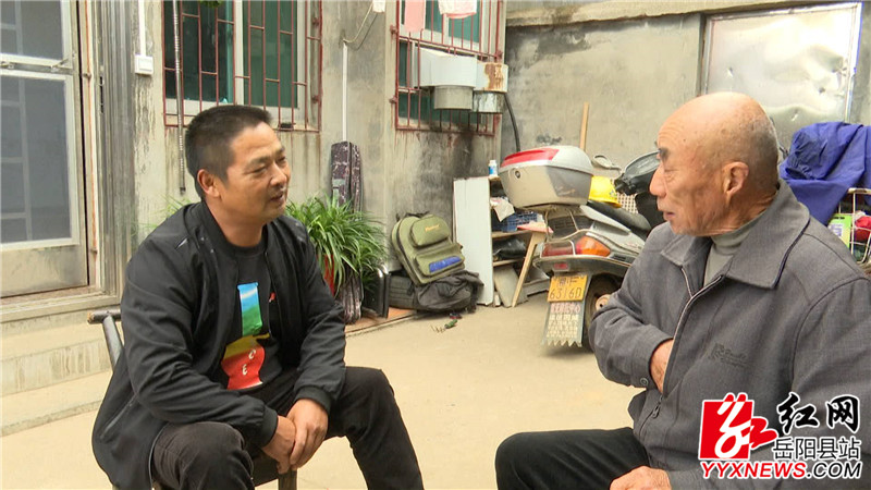 刘红兵与群众交谈.JPG