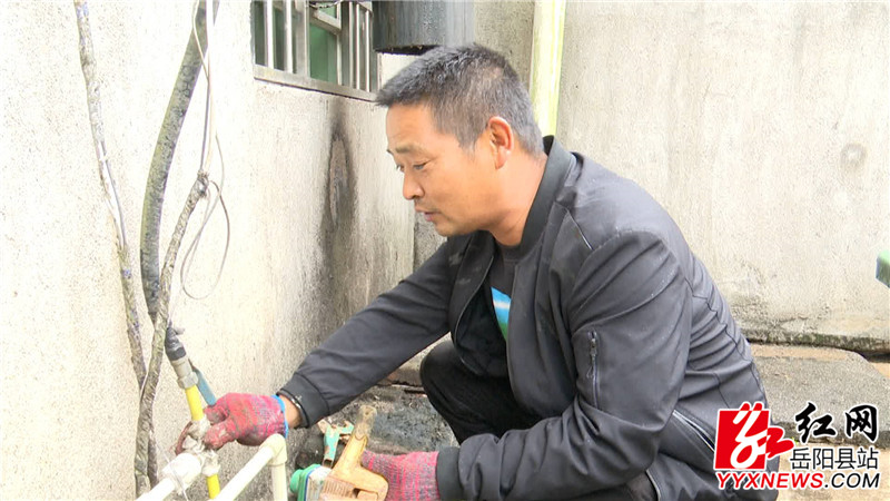 刘红兵正在修水管.JPG