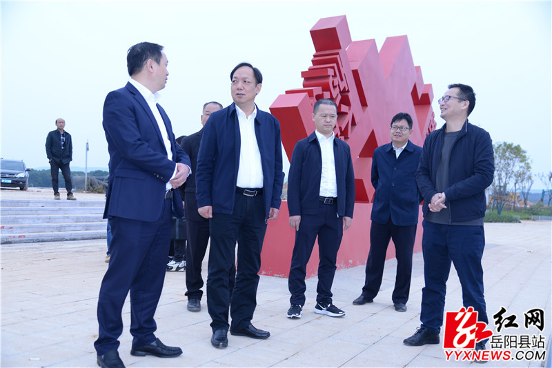 刘启峰一行抵新墙河四星垸段现场查看水系连通工程进展情况.JPG