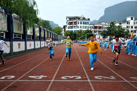 武陵源區軍地小學:674名小健將競技十五屆田徑運動會