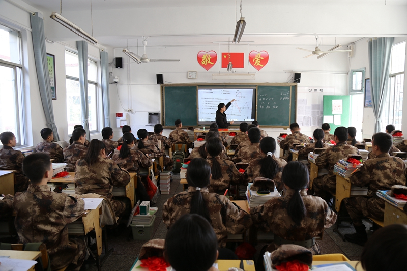 通道一中举办国防特色班授衔仪式6.JPG