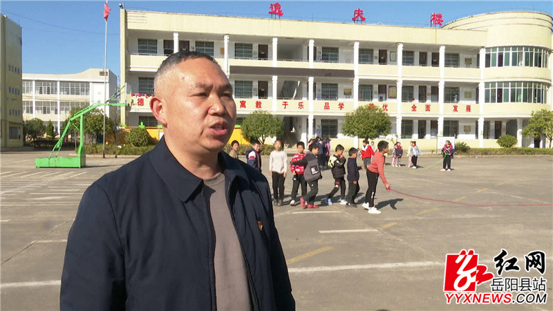 黄沙街镇中心小学党支部副书记狄认东.JPG