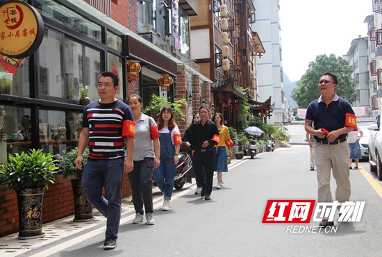”红袖章“在城区小巷巡查.JPG