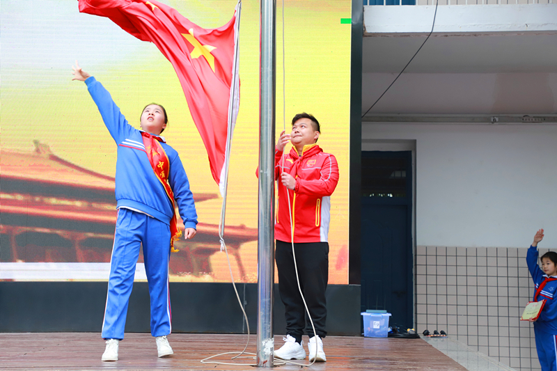9 1709 曾凯晴 与龙清泉升旗的照片.JPG
