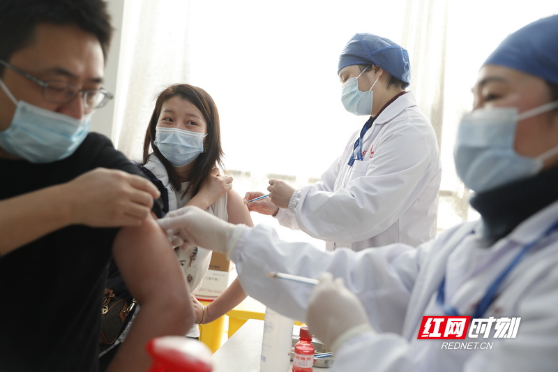 2021年1月8日，中南大学湘雅医院预防保健科，受种人员正排队有序进行新冠疫苗接种。.JPG