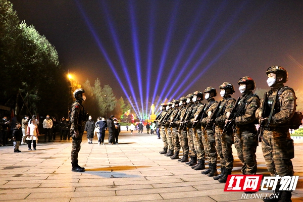 官兵们在进行任务前的准备.JPG
