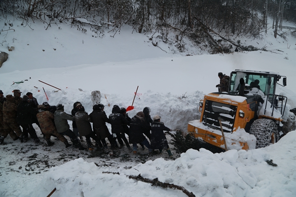 合力拉动铲雪车.JPG