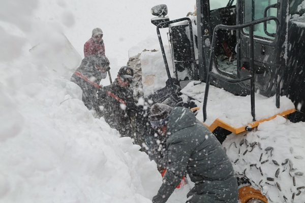 清理铲雪车旁的积雪.JPG