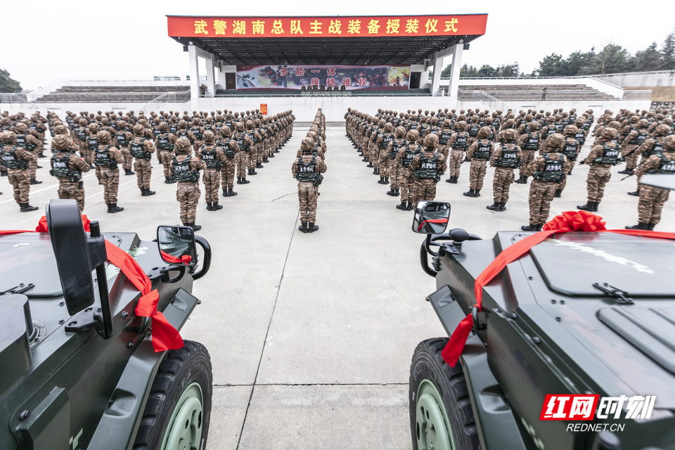 武警湖南总队举行主战装备授装仪式