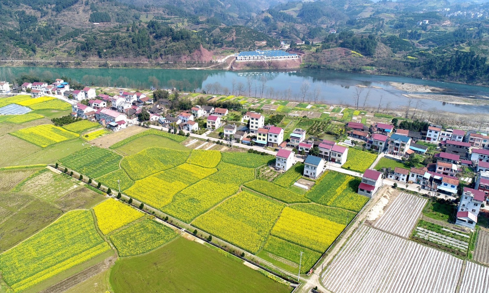 广西东兰长乐镇巴社山上的红水河景观