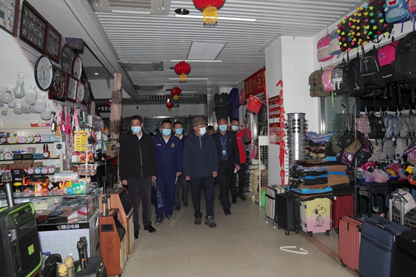 图为次仁平措一行走进商场检查消防通道是否畅通等情况。.JPG