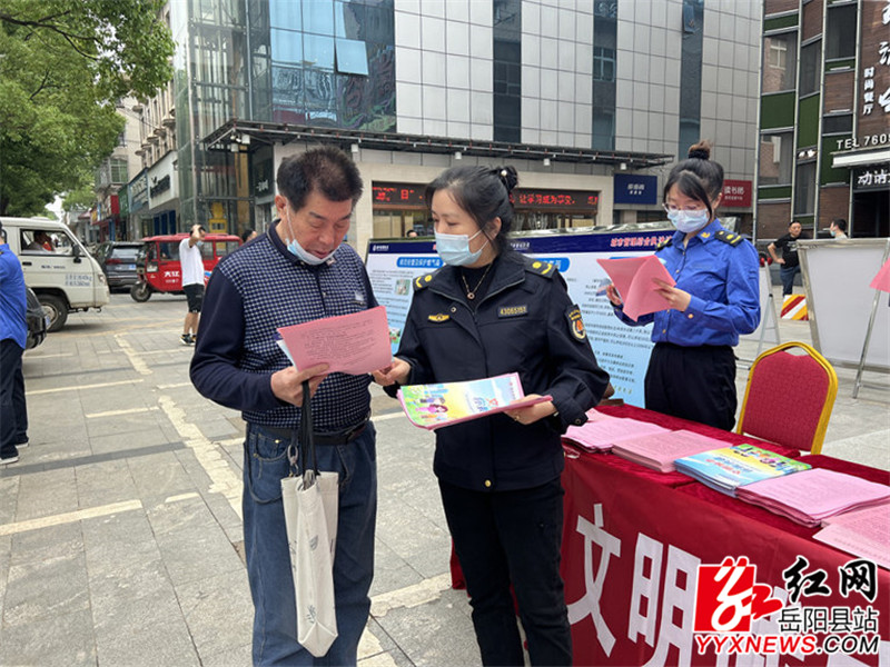 对宣传单的具体内容向市民进行详细讲解，现场并就群众咨询的政策及反映的热点、难点问题逐一做出详细解答。.JPG