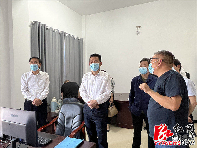 在“守护好一江碧水”政协委员工作室.JPG