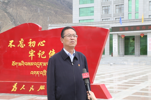 图为桑日县委书记康爱民接受记者采访。.JPG