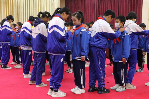 图为老队员为新队员佩戴了红领巾.JPG
