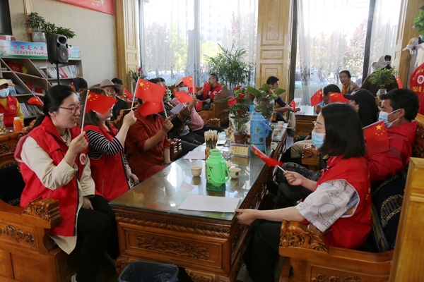 图为志愿者与市民合唱《我和我的祖国》.JPG