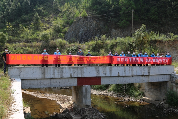 湘桂“邻里”共治水 通道县与三江县签定《跨省联防联控框架协议》 (1).JPG