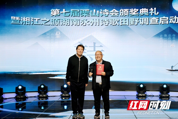 梁尔源颁奖.JPG