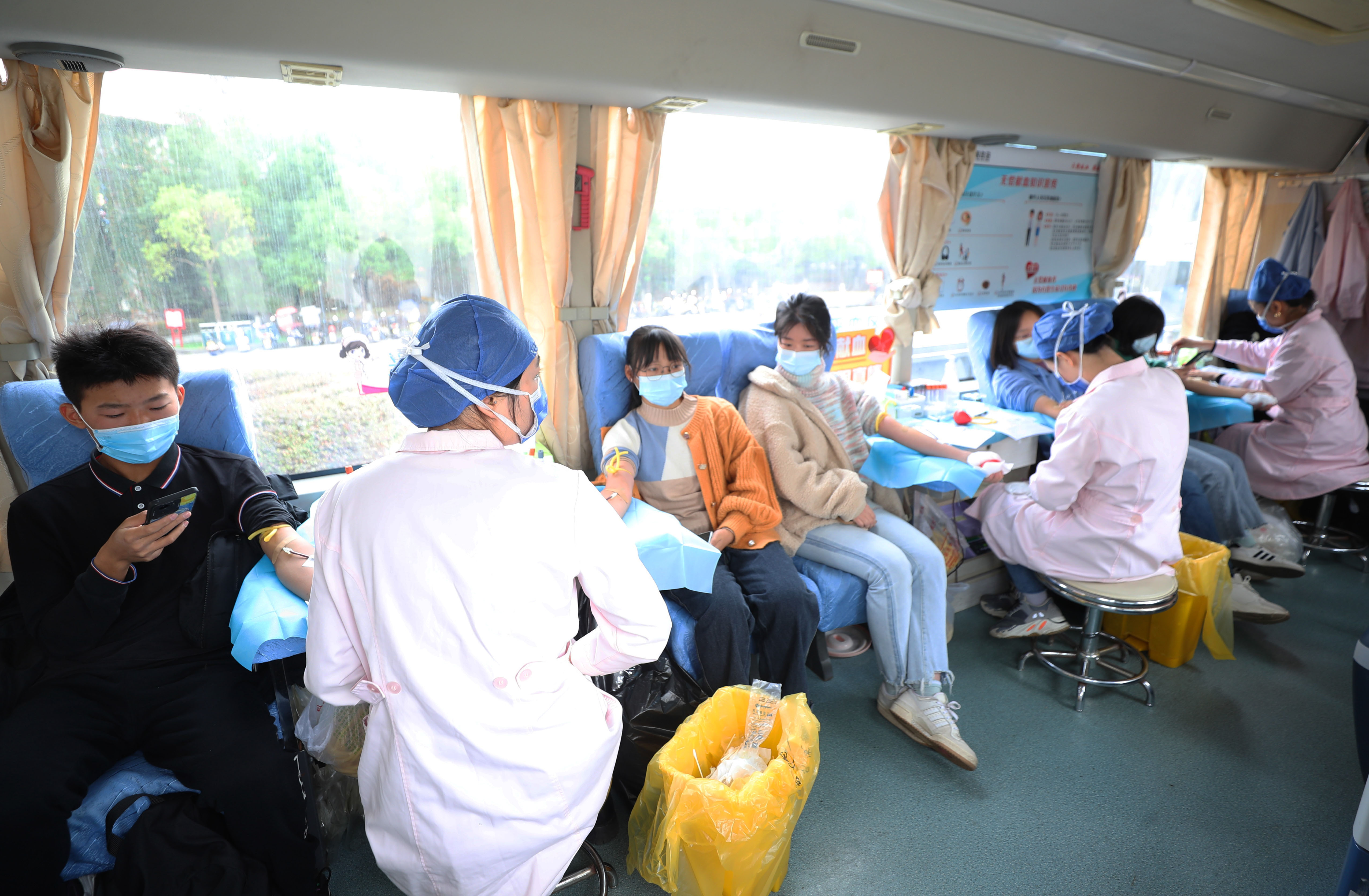 2022年11月17日，湖南省衡阳市，南华大学衡阳医学院的大一新生在开进学校的献血车上献血。 (6).JPG