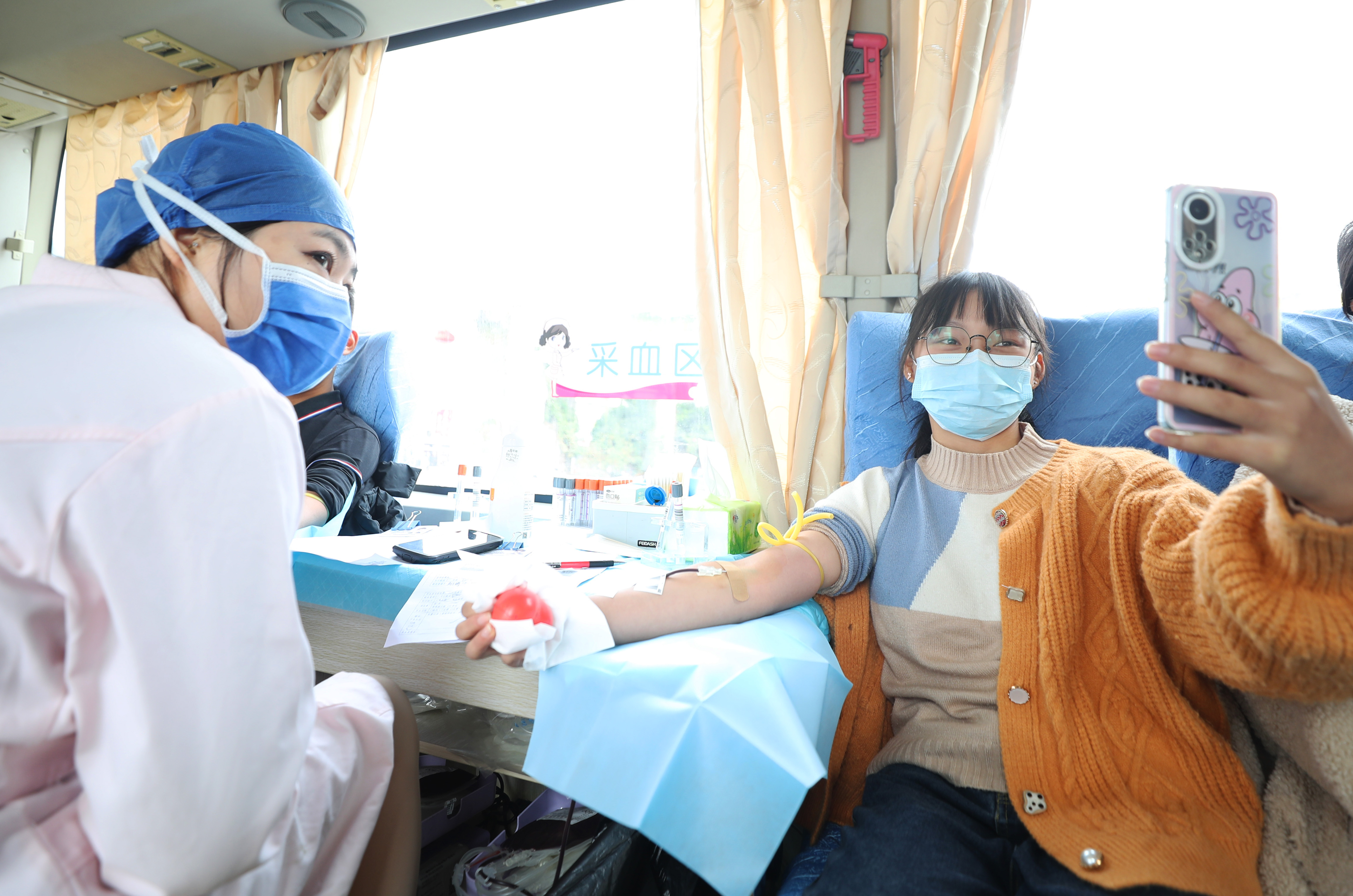 2022年11月17日，湖南省衡阳市，一位南华大学衡阳医学院的大一新生在献血时用手机自拍，记录下自己的第一次献血。 (2).JPG