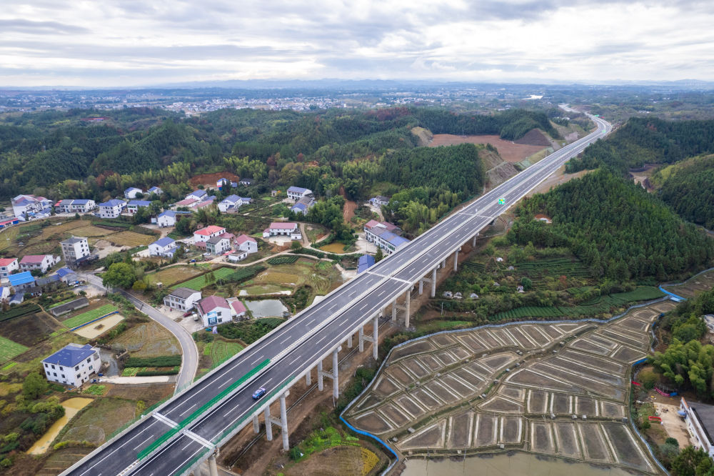 湖南首条智慧高速平益高速公路全线通车运营