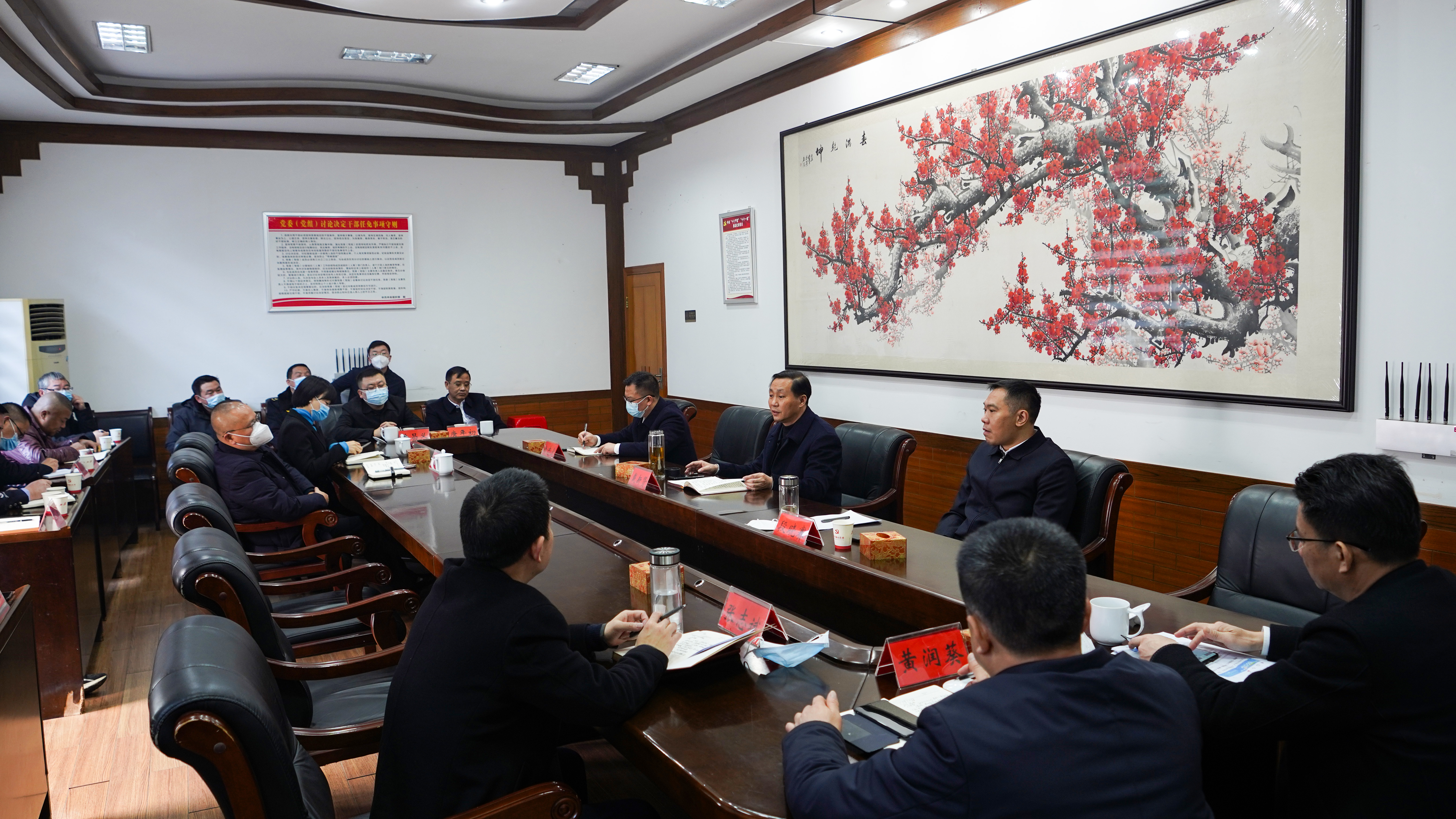 1月20日上午，县委书记戴新贤组织召开专题会议强调岁末年初相关工作。县委副书记、县长段晓赛参加。.JPG