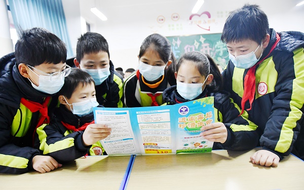 _2月10日，在永州江永县潇浦镇芙蓉学校，学生在阅读禁毒知识宣传资料。田如瑞摄1.JPG