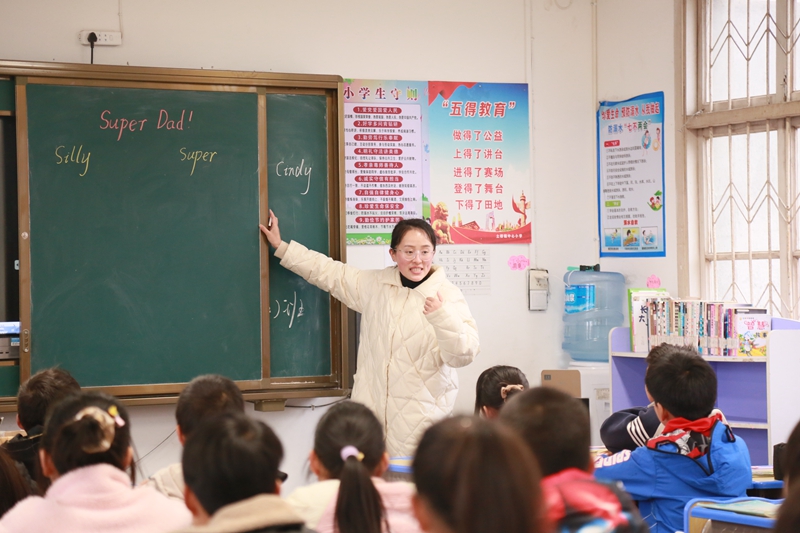 湖南师范大学博士为五年级学生带来英语绘本教学.JPG