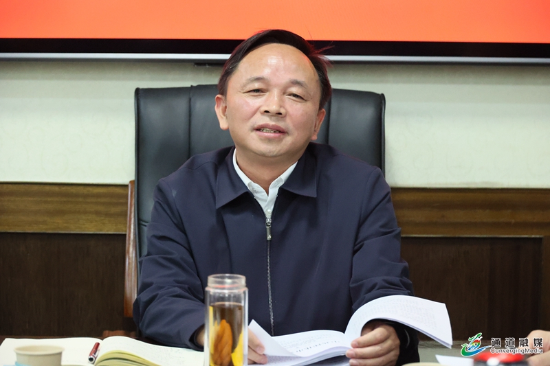 我县召开传达学习《怀化市“贯彻二十大锚定新目标奋力闯创干”活动方案》会议+田刚主持.JPG