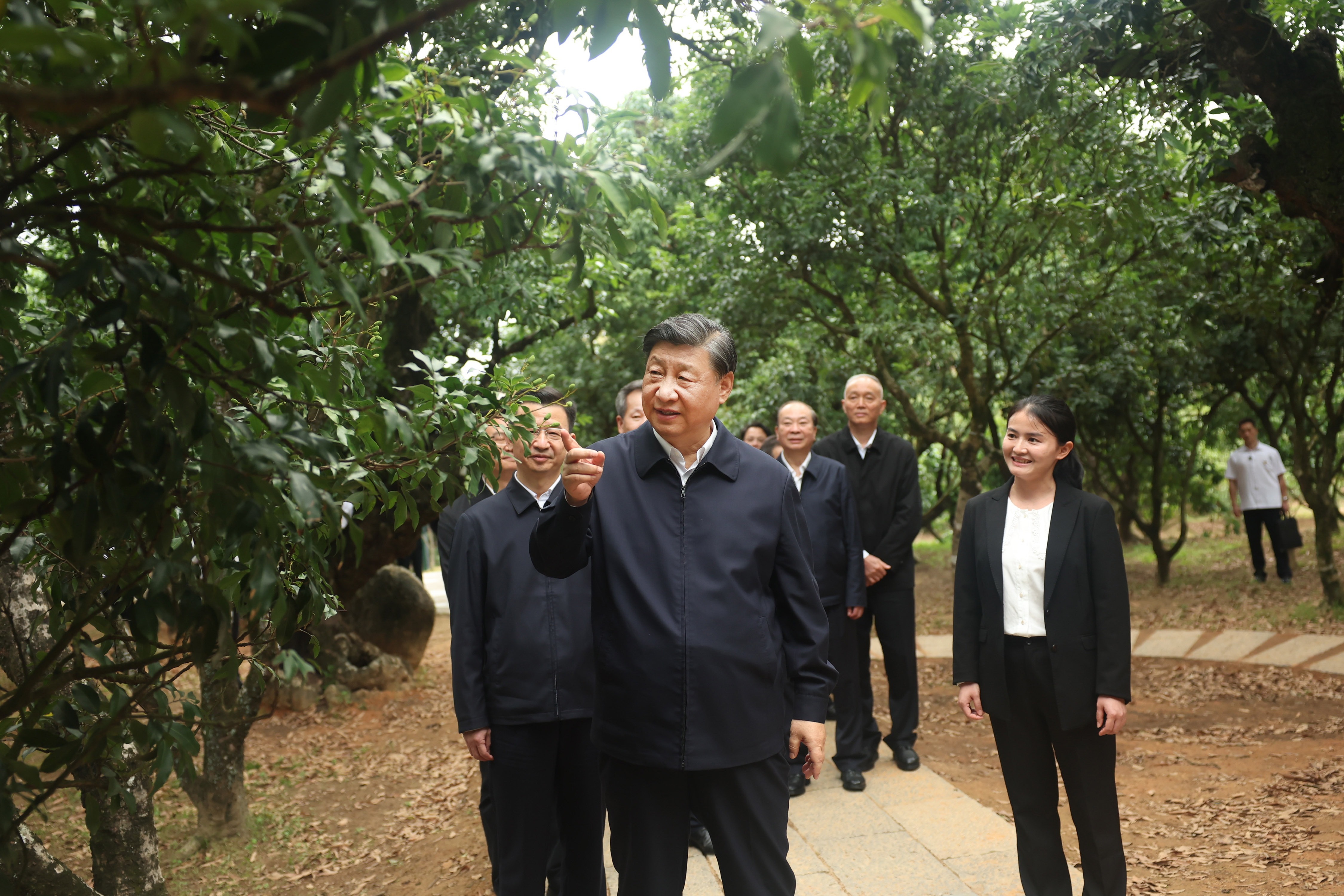 4月11日，习近平总书记在广东省茂名市高州市根子镇柏桥村考察。（新华社记者鞠鹏 摄）.jpg