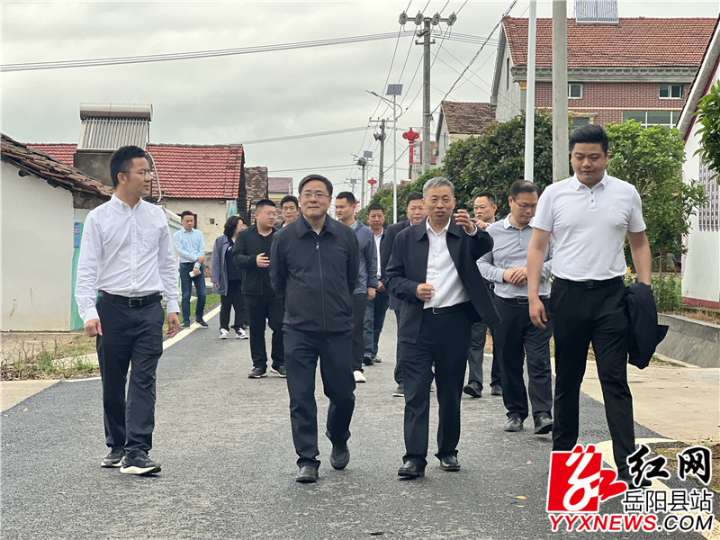 在中洲乡三江村实地查看基础设施建设情况.JPG